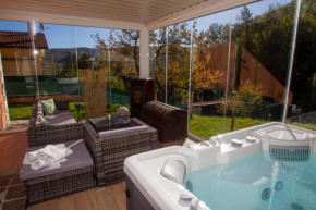 Villa Sumbilla, Modern, with sauna, heated jacuzzi near Tuscany